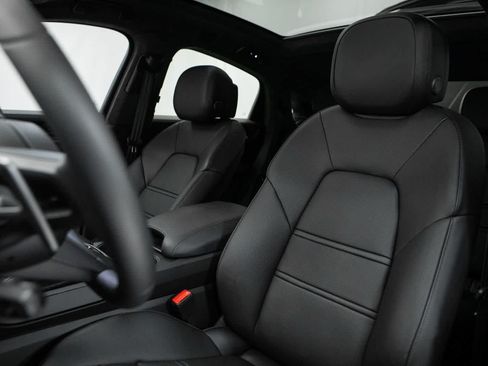 Used 2025 Porsche Cayenne Turbo AWD/4WD image 5