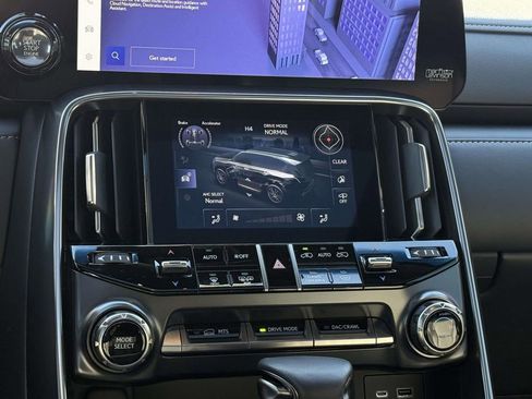 Used 2024 Lexus LX 600 4WD w/ Luxury Package image 18