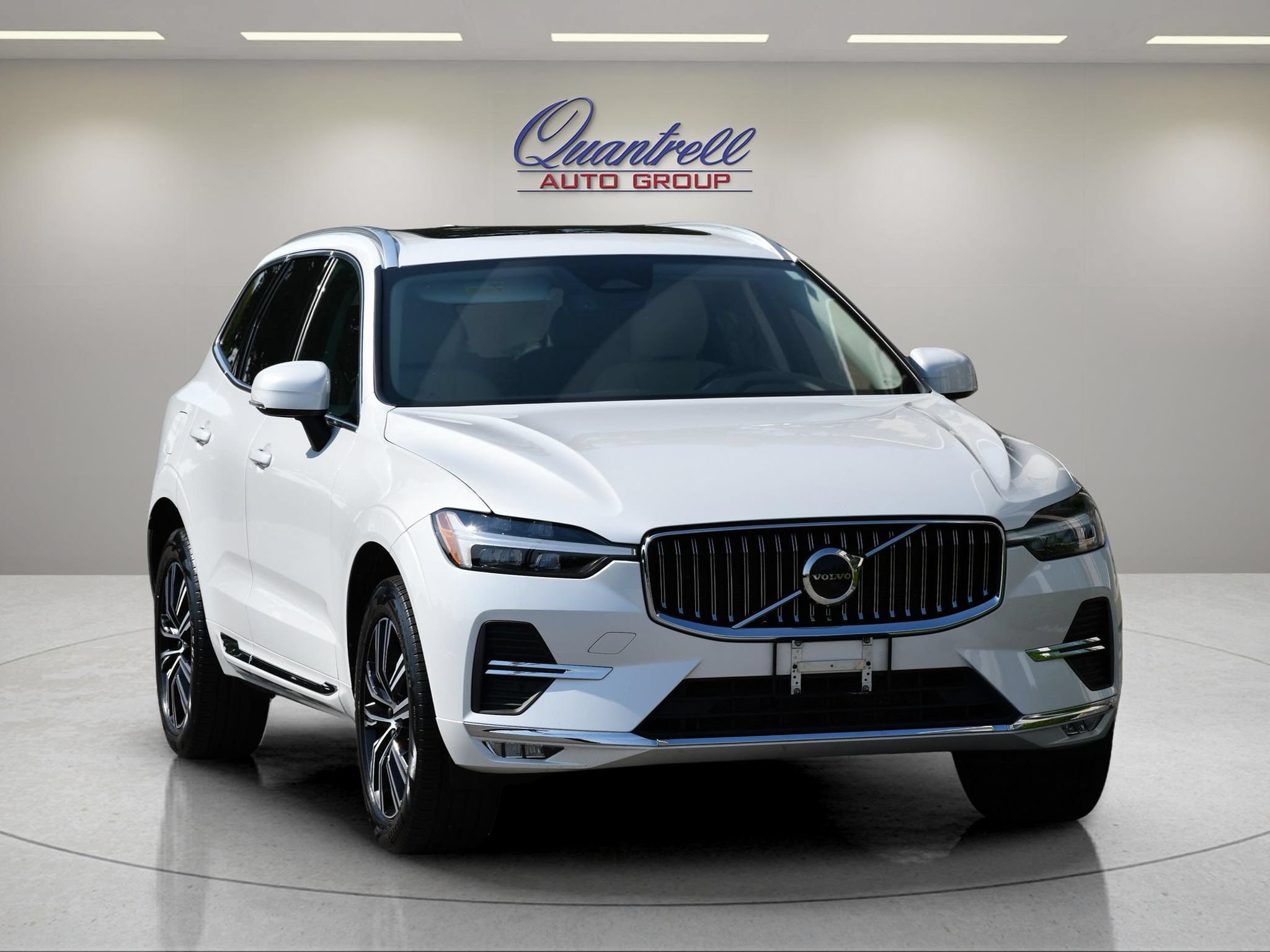 Used 2022 Volvo XC60 B5 Inscription w/ Protection Package FWD image 2