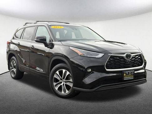 Used 2023 Toyota Highlander XLE AWD/4WD image 2