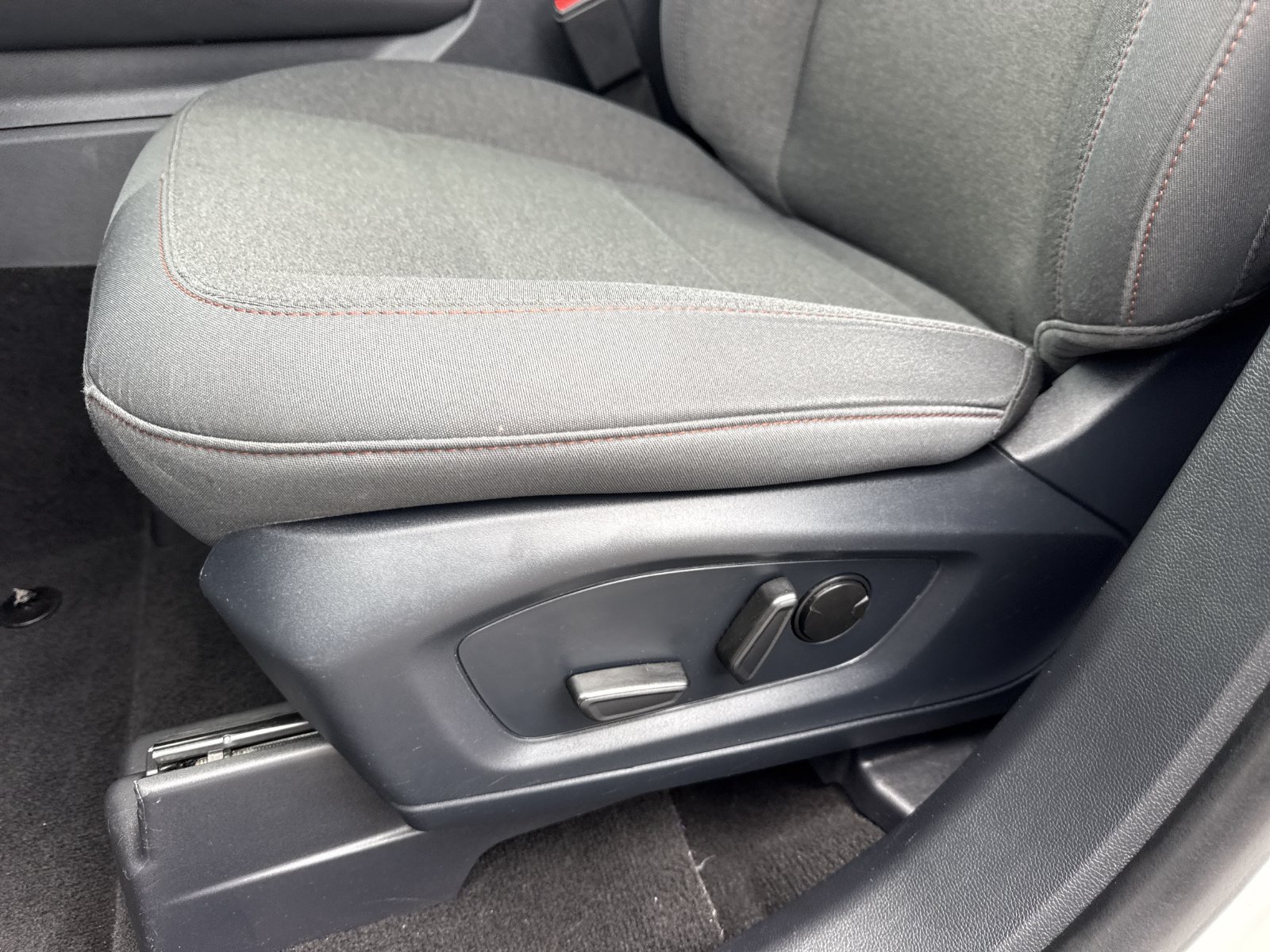Used 2025 Ford Explorer Active RWD image 19