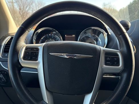 Used 2016 Chrysler Town & Country Touring image 15