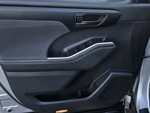 Used 2024 Toyota Highlander LE image 9