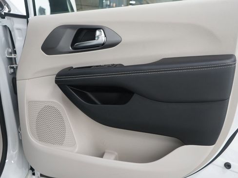 Used 2023 Chrysler Pacifica Touring-L image 9