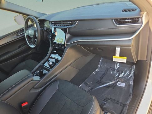 New 2025 Jeep Grand Cherokee Altitude RWD image 30