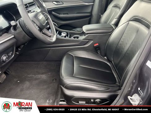 Used 2024 Jeep Grand Cherokee Limited w/ Black Appearance Package AWD/4WD image 18