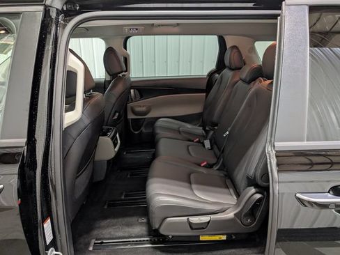 Used 2026 Kia Carnival FWD image 8