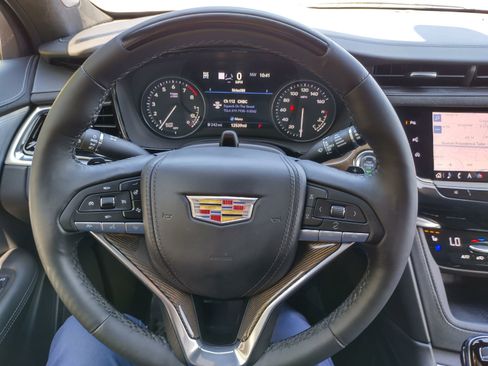 Certified 2025 Cadillac XT6 Premium Luxury w/ Platinum Package image 15