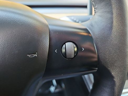 Used 2022 Tesla Model Y Long Range image 12