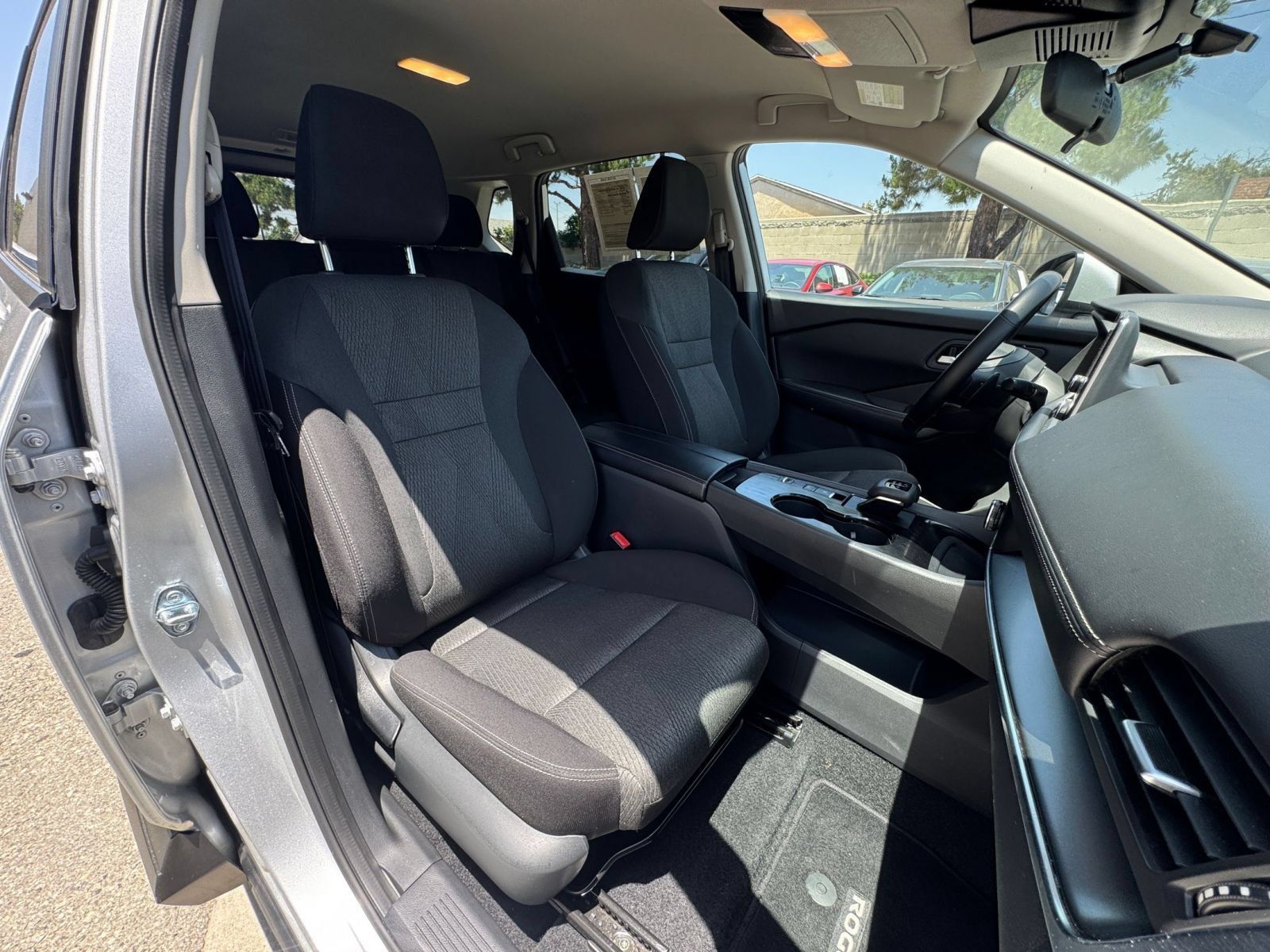 Used 2025 Nissan Rogue SV FWD image 37