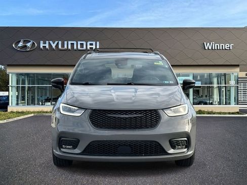 Used 2025 Chrysler Pacifica Limited image 7