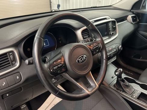Used 2018 Kia Sorento LX w/ LX V6 Convenience Package image 12