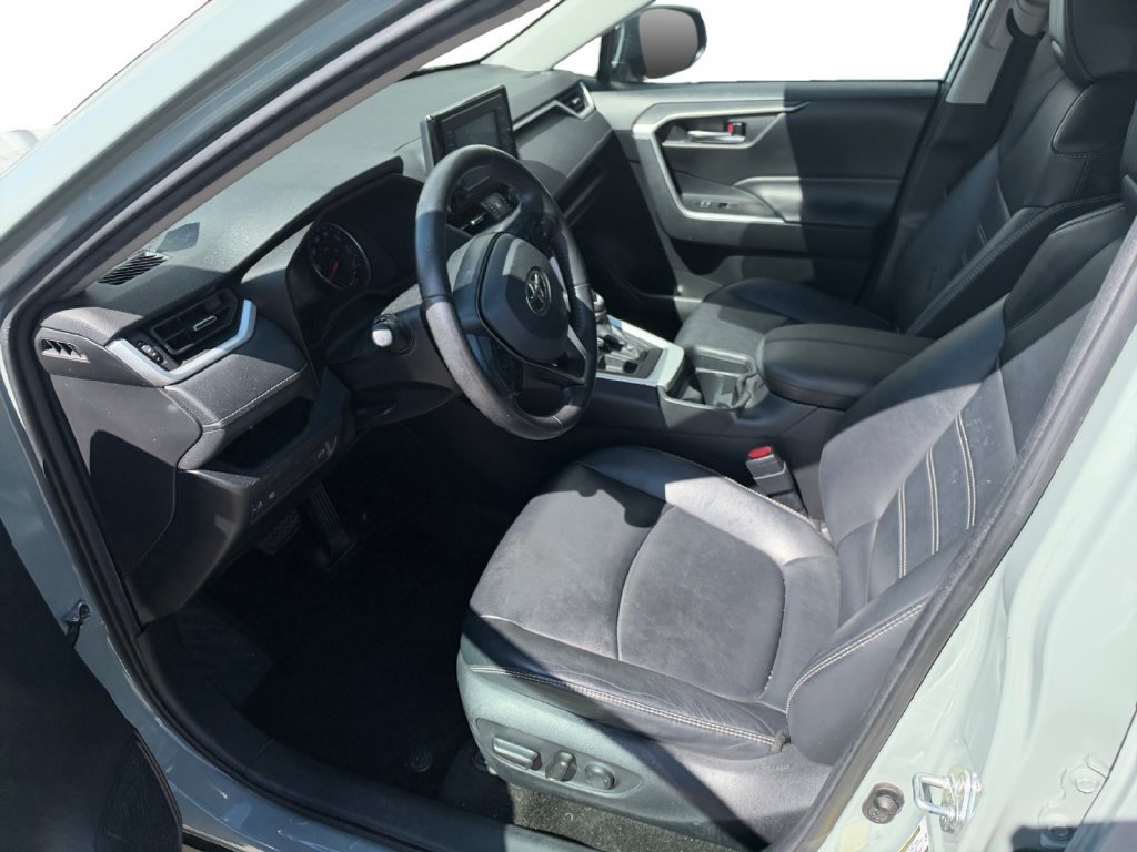 Used 2020 Toyota RAV4 XLE Premium FWD image 10