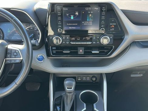 Used 2022 Toyota Highlander XLE AWD/4WD image 11