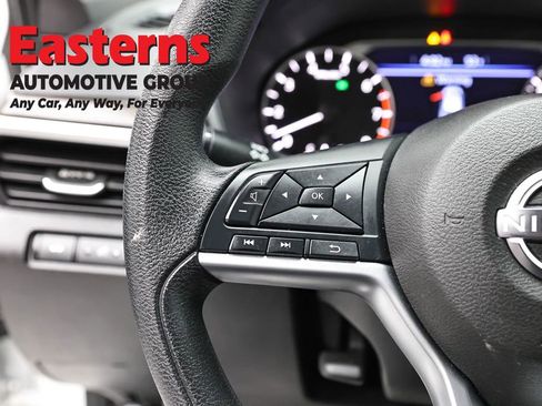 Used 2025 Nissan Altima 2.5 SV FWD image 15