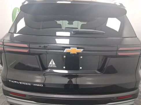 Used 2025 Chevrolet Traverse LT AWD/4WD image 5