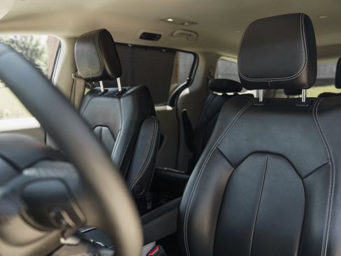 Used 2023 Chrysler Pacifica Touring-L FWD image 19