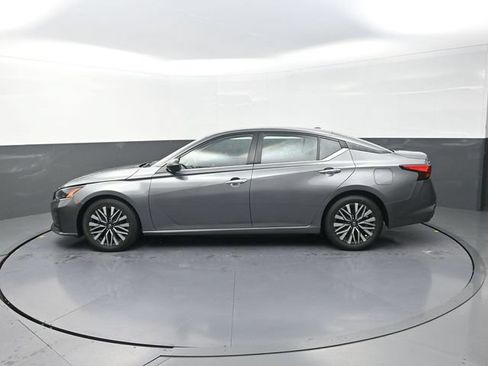 Used 2024 Nissan Altima 2.5 SV FWD image 6