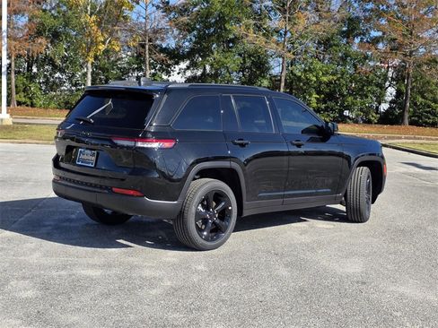 New 2025 Jeep Grand Cherokee Altitude image 5