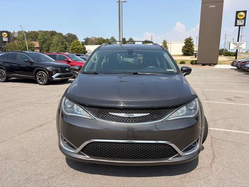 Used 2019 Chrysler Pacifica Touring-L FWD image 2