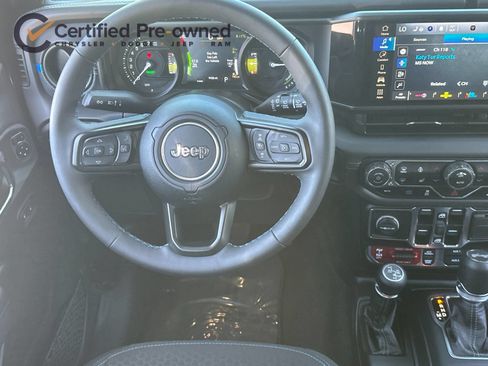 Used 2025 Jeep Wrangler Unlimited Rubicon 4xe w/ Convenience Group AWD/4WD image 15