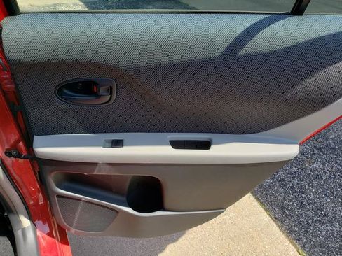 Used 2010 Toyota Yaris 4-Door Hatchback FWD image 17