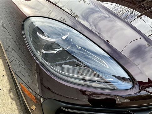 Certified 2023 Porsche Macan AWD/4WD image 30