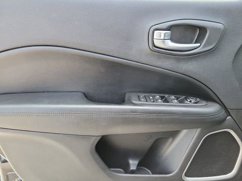 Used 2019 Jeep Compass Latitude FWD image 17