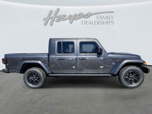 Used 2021 Jeep Gladiator Willys image 2