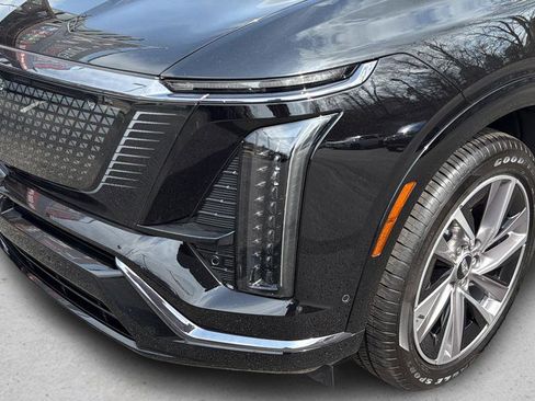 Certified 2026 Cadillac Vistiq Sport w/ LPO, Floor Liner Package AWD/4WD image 10