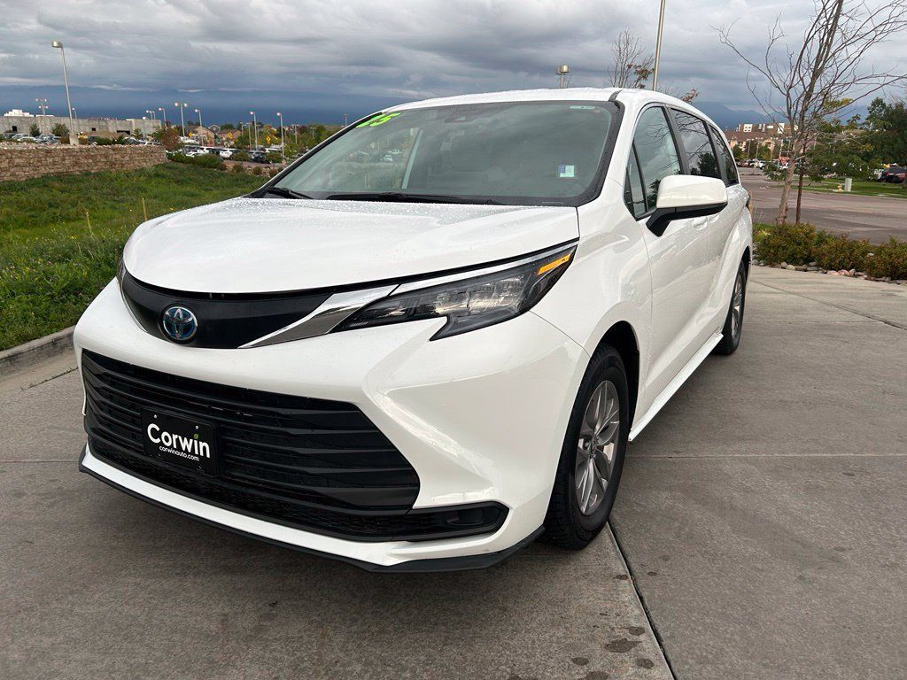 Used 2025 Toyota Sienna LE AWD/4WD image 3