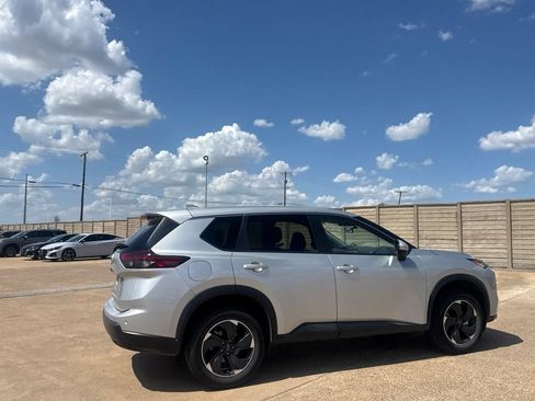 Certified 2025 Nissan Rogue SV FWD image 23