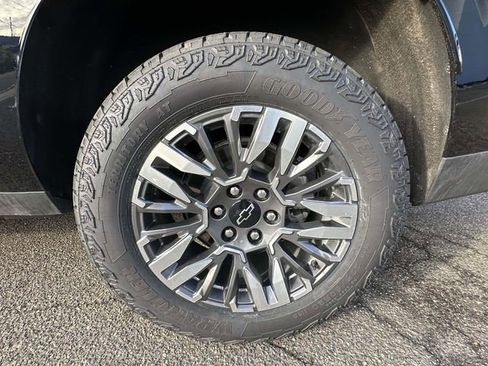 Certified 2025 Chevrolet Suburban Z71 image 7