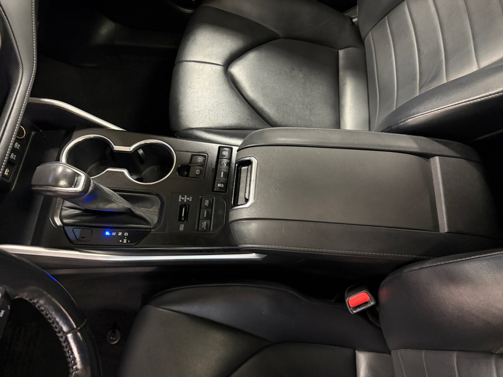 Used 2021 Toyota Highlander XLE AWD/4WD image 27