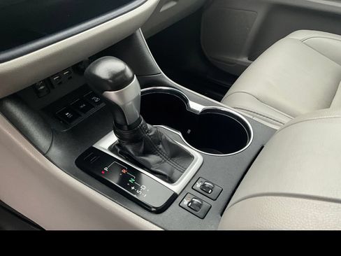 Used 2019 Toyota Highlander XLE AWD/4WD image 27