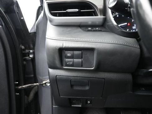 Used 2022 Toyota Highlander XLE AWD/4WD image 19