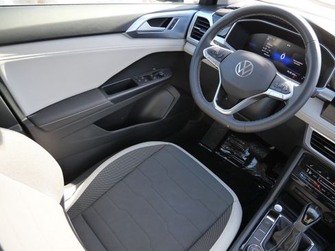 Certified 2025 Volkswagen Taos SE image 9
