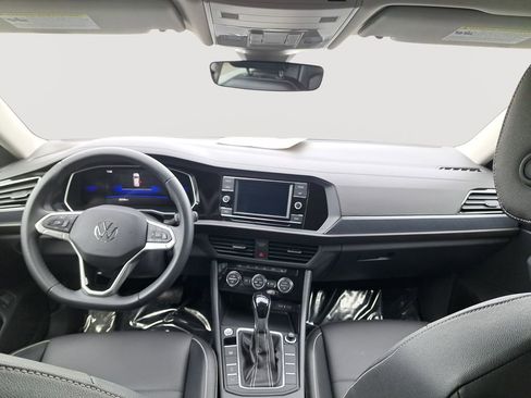 Used 2024 Volkswagen Jetta SE image 19