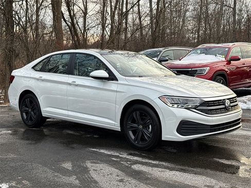 Certified 2024 Volkswagen Jetta SE w/ Panoramic Sunroof Package image 2