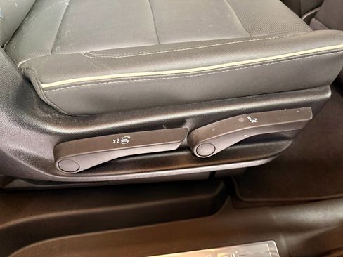 Used 2025 Chevrolet Suburban Premier image 22