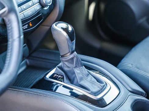 Used 2018 Nissan Rogue SL FWD image 23