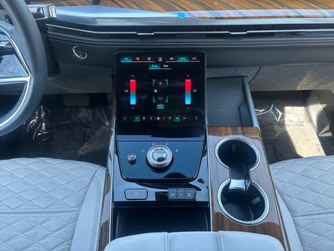 Used 2025 Cadillac Escalade ESV Sport Platinum AWD/4WD image 17