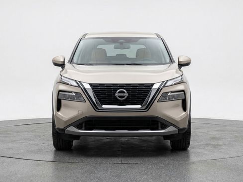 Used 2025 Nissan Rogue SV image 2