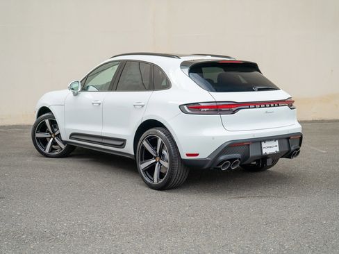 Certified 2025 Porsche Macan image 3