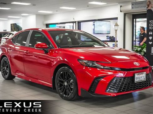 Used 2025 Toyota Camry SE FWD image 1