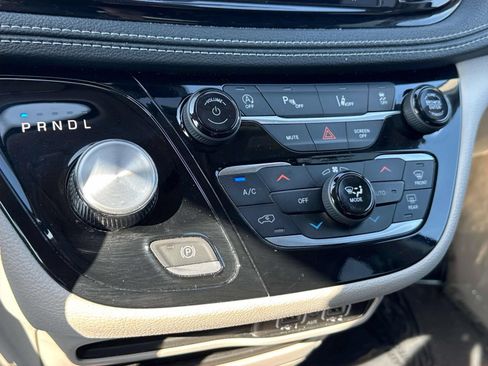 Used 2023 Chrysler Pacifica Touring-L FWD image 11
