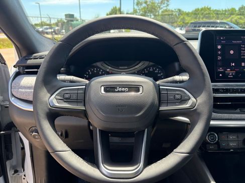 Used 2025 Jeep Compass Latitude image 27