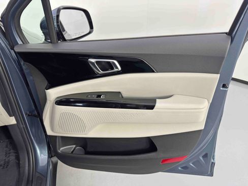 Used 2024 Kia Carnival EX image 38