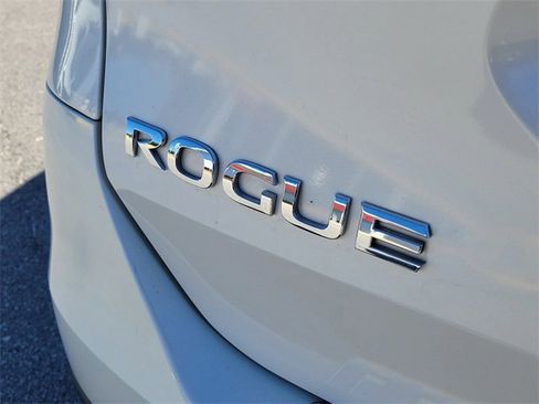 Used 2015 Nissan Rogue SV image 9