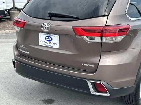 Used 2018 Toyota Highlander Limited FWD image 14